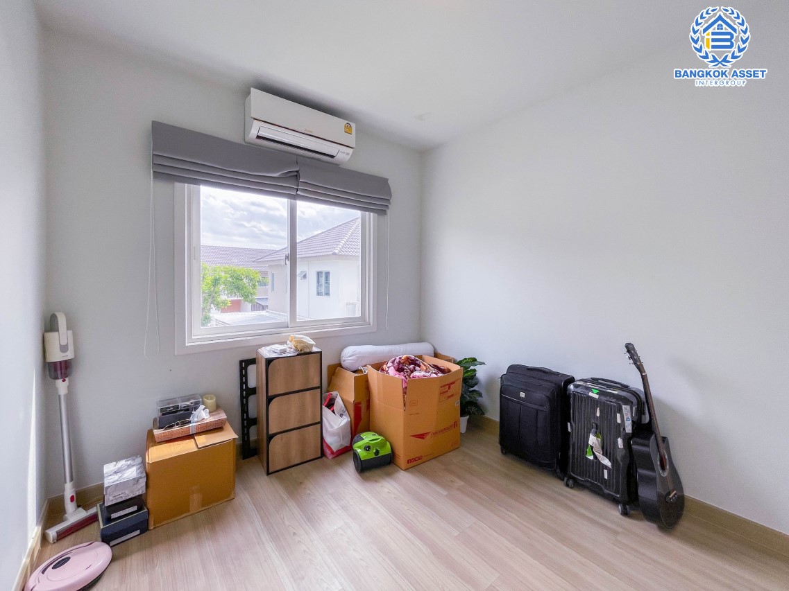 บ้านแฝดมือสอง ม.เดอะวิลเลจ กาญจนาภิเษก-ราชพฤกษ์2 เนื้อที่กว้าง 36.90 ตร.ว. ฟังก์ชัน 3 ห้องนอน 2 ห้องน้ำ 2 ที่จอดรถ บ้านสภาพใหม่พร้อมเข้าอยู่ ตั้งบนทำเลแห่งการเดินทาง เชื่อมต่อถนนบางกรวย-ไทรน้อย, ถนนกาญจนาภิเษก, ถนนชัยพฤกษ์ จองด่วน!